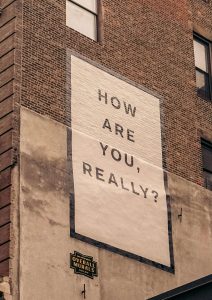 Ein Bild an der Wand worauf steht ,,How Are You Really feel?''