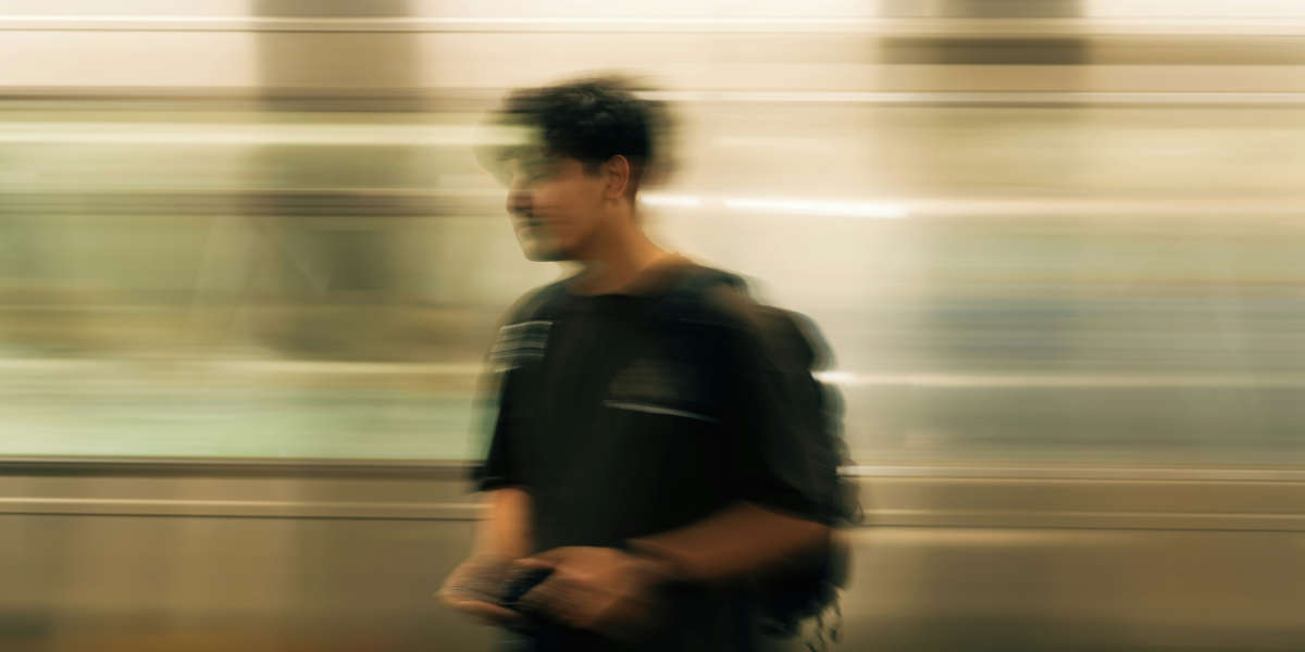 Mann der vor einem unscharfen Hintergrund